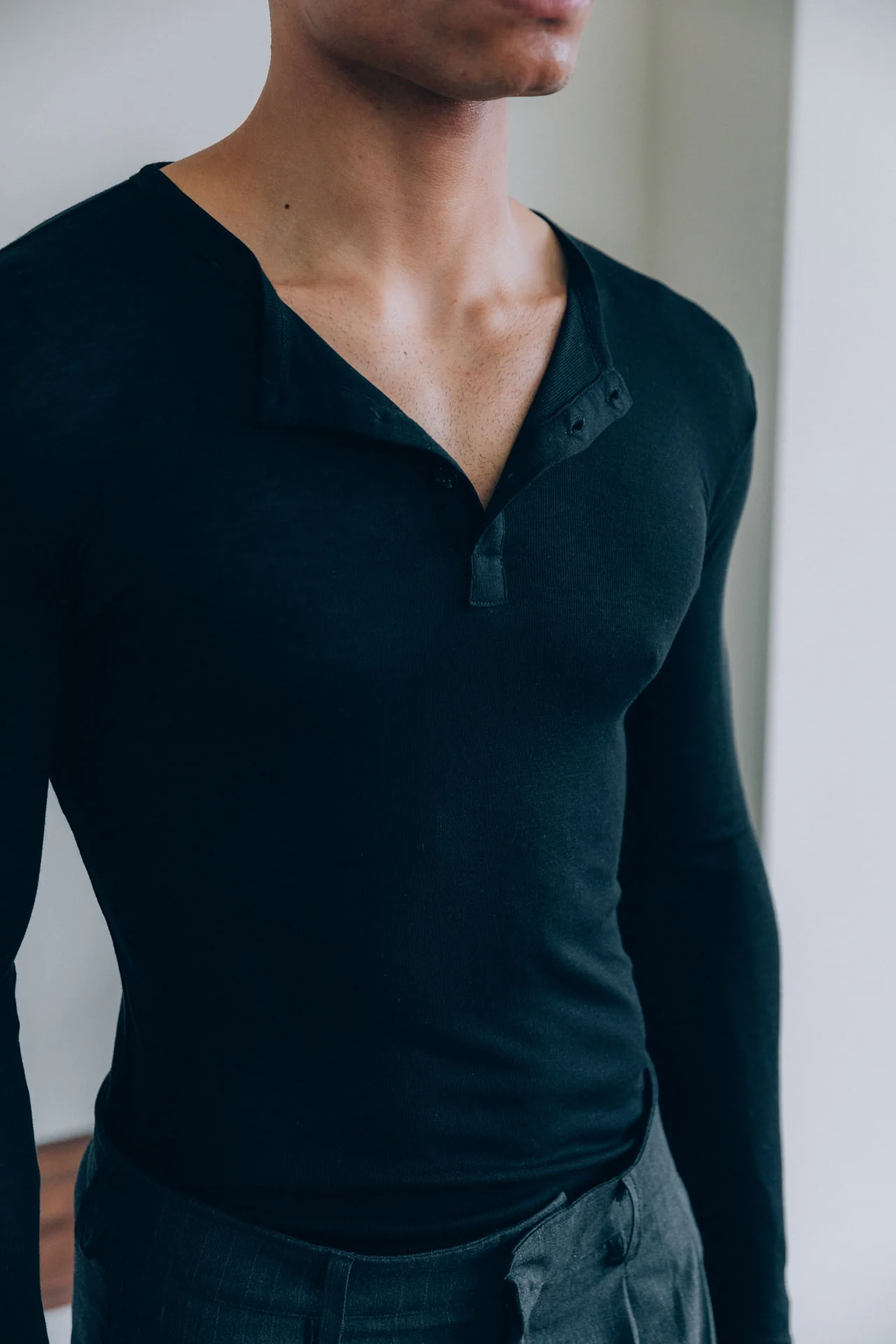 Hugh Tencel Henley, Black - Image 8